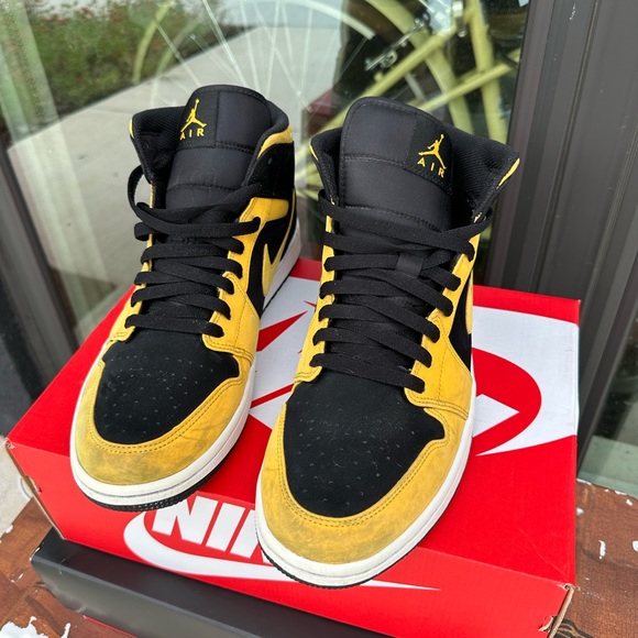 Air Jordan 1 Retro Mid 'Reverse
New Love' | Black & Yellow | size: 10.5 - Picture 3 of 4